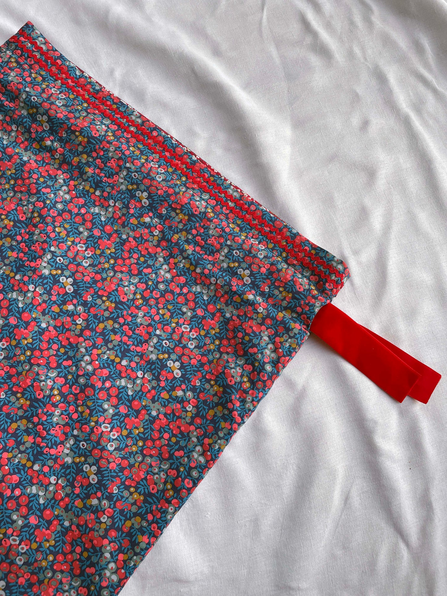 Wiltshire Navy/Red Gift Sack