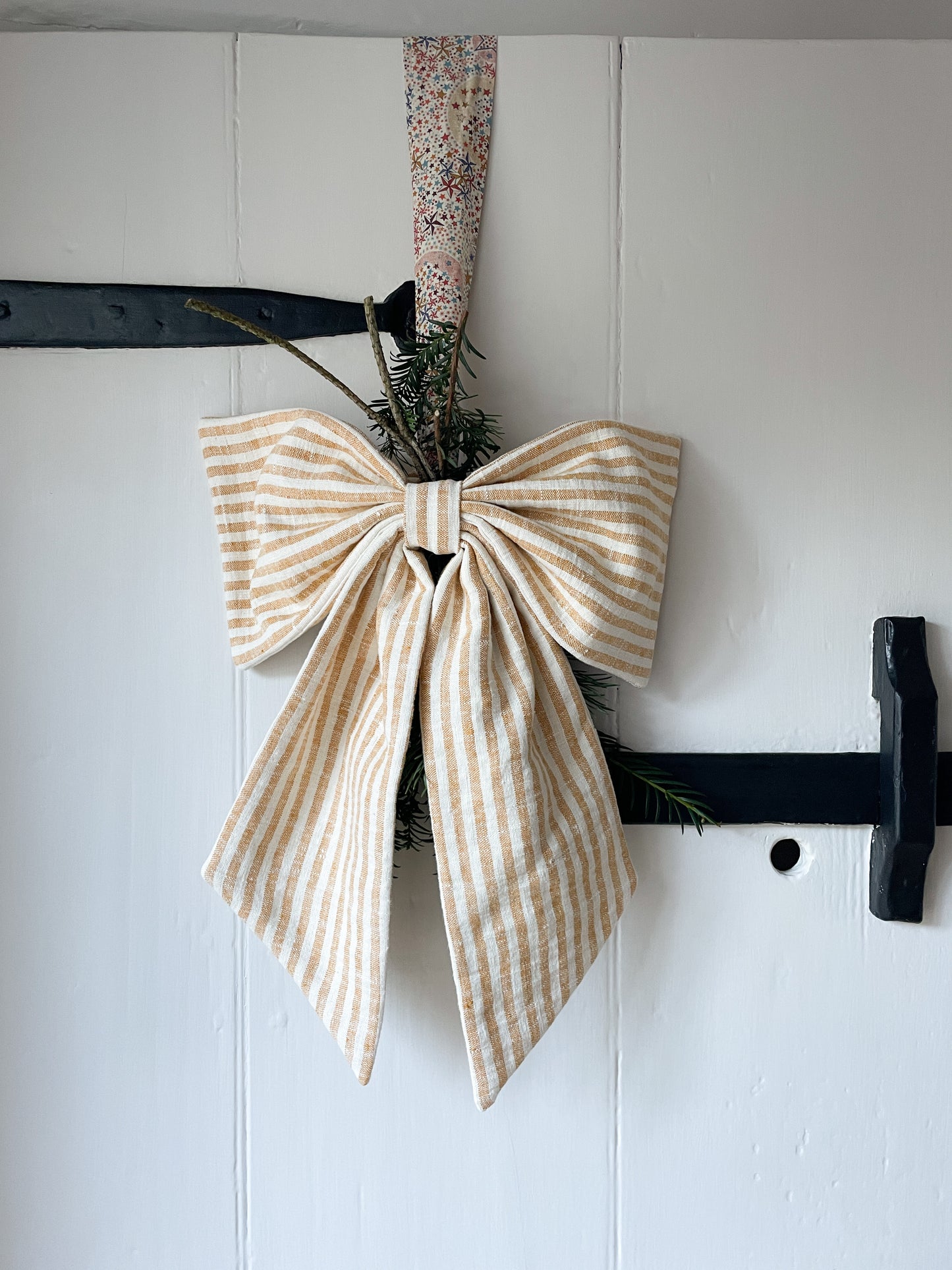 Linen Oversized Christmas Bow Gold Stripe