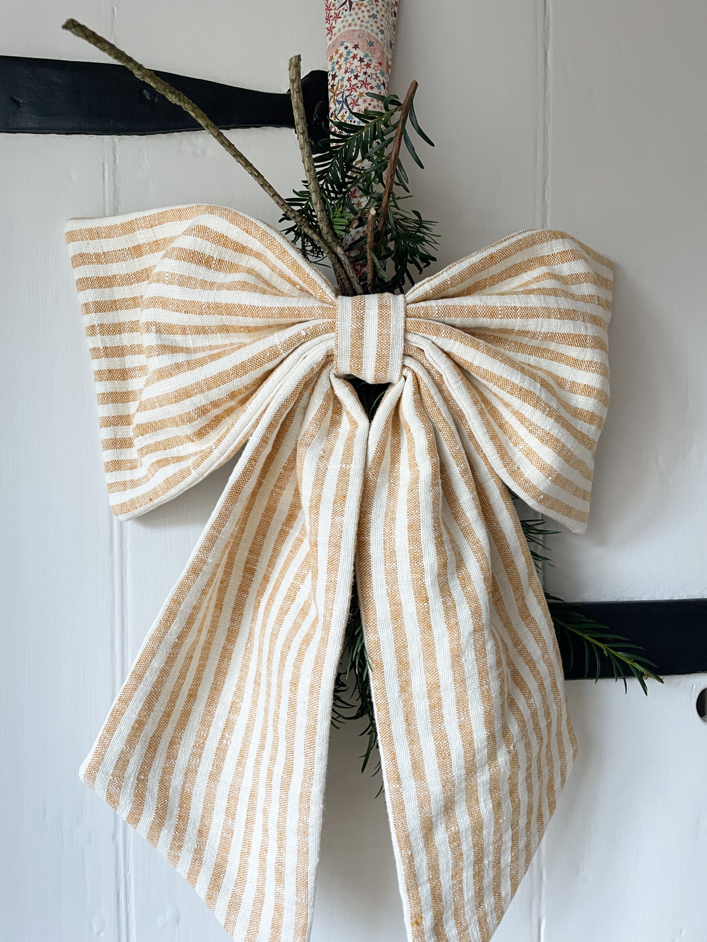Linen Oversized Christmas Bow Gold Stripe